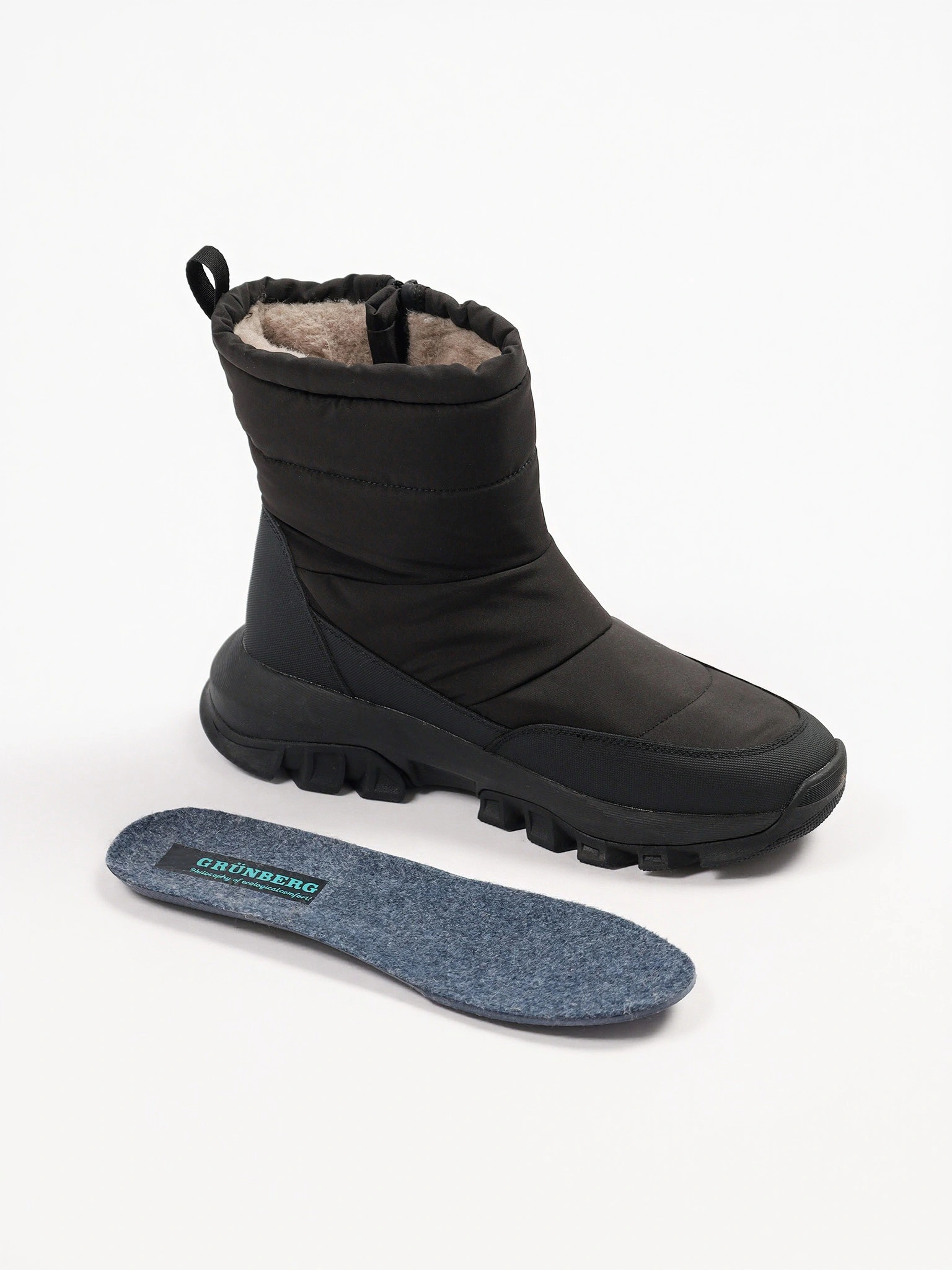 Дутики текстильные черного цвета на рельефной подошве